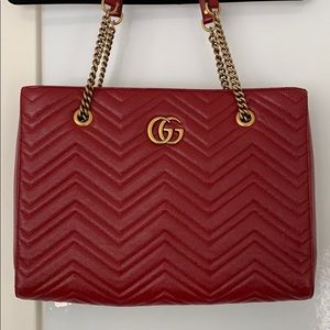 Gucci GG Marmont Zip Tote Matelesse Leather Bag, Medium - Red.